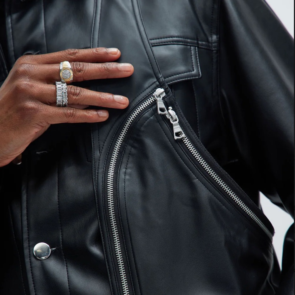 Men's Sleek Black Zip Vest - Picture 5 of 6
